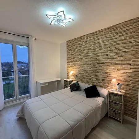 Spacieux Au Centre De Avec Balcon Et Internet - Fr-1-489-555 *