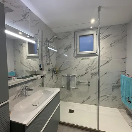Spacieux Au Centre De Avec Balcon Et Internet - Fr-1-489-555