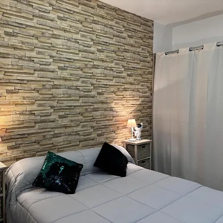 Spacieux Au Centre De Avec Balcon Et Internet - Fr-1-489-555 *
